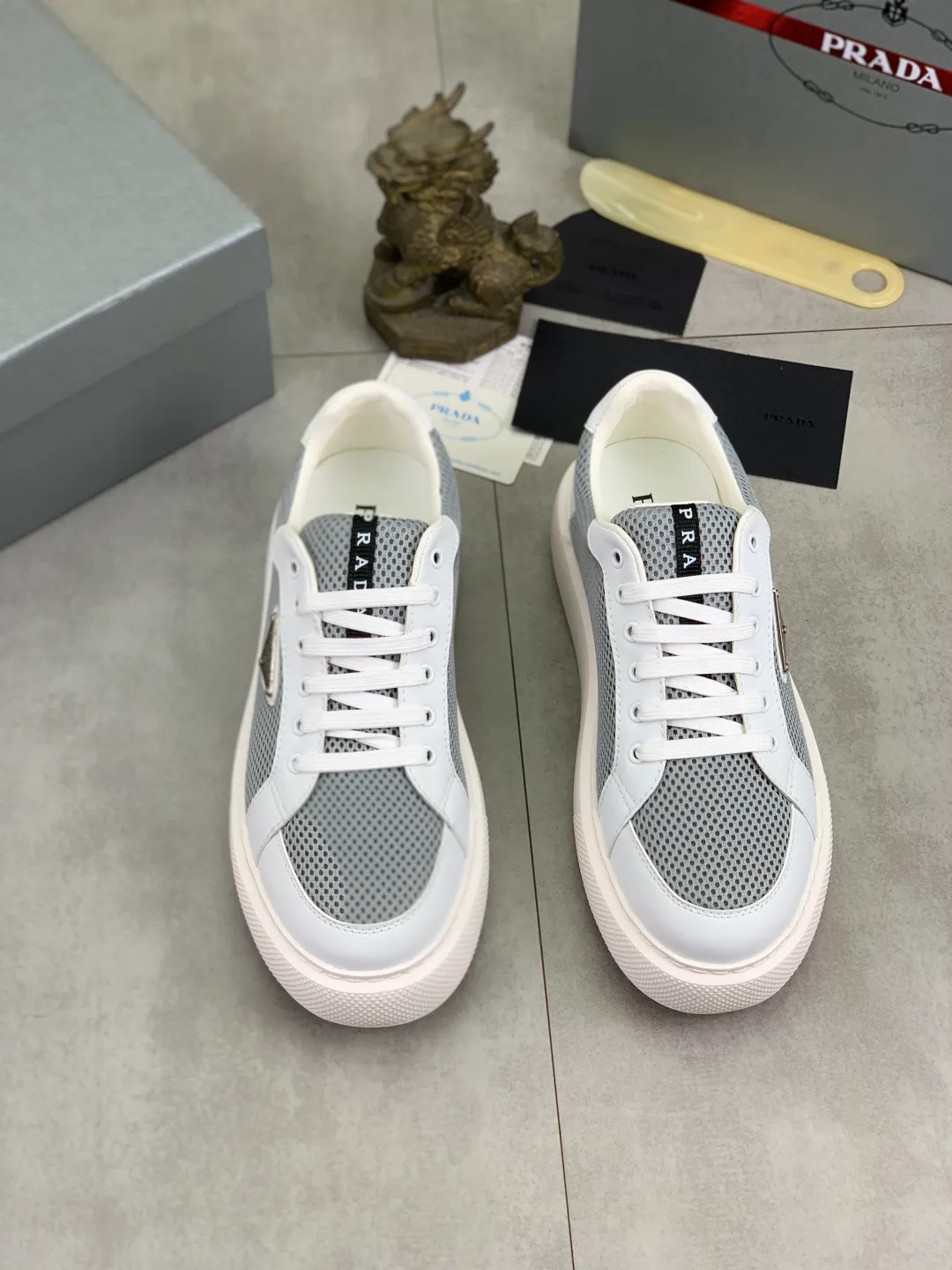 Men's shoes 💰P580💰 [New style] High version official website popular models are on the market, 🆘 Trendy brand (Prada) mainly promotes popular models, avant-garde and versatile fashion men's shoes private version mold opening, cowhide surface splicing 1:1.. Fashionable and simple, original imported cowhide lining cowhide feet; the atmosphere and personality are more fashionable, eye-catching and pursuing class. It will subvert the old idea and be a must-have for fashion trendsetters with you! Must keep it for yourself! Tall and comfortable, large and low, high-end quality workmanship. Size: 38-44 6️⃣colors available.